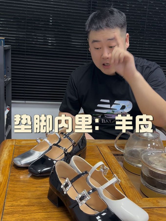 针织面料 圆形领 文字图案 印花 蓝黑色