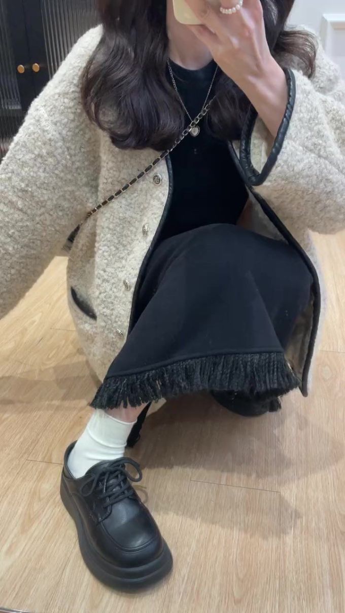 圆形领 边缘装饰 深蓝黑色 