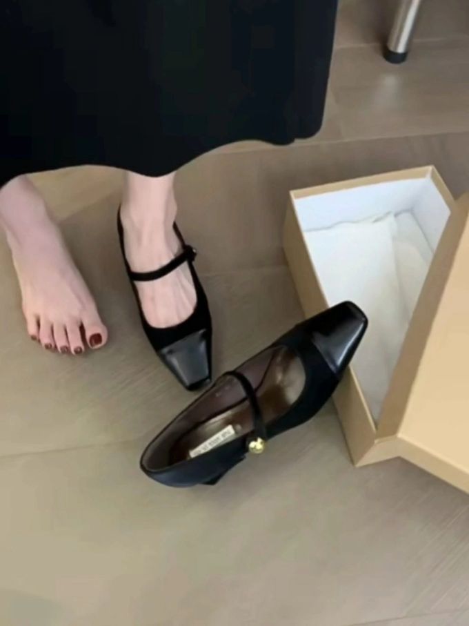 方头 袢扣 浅口鞋 皮革