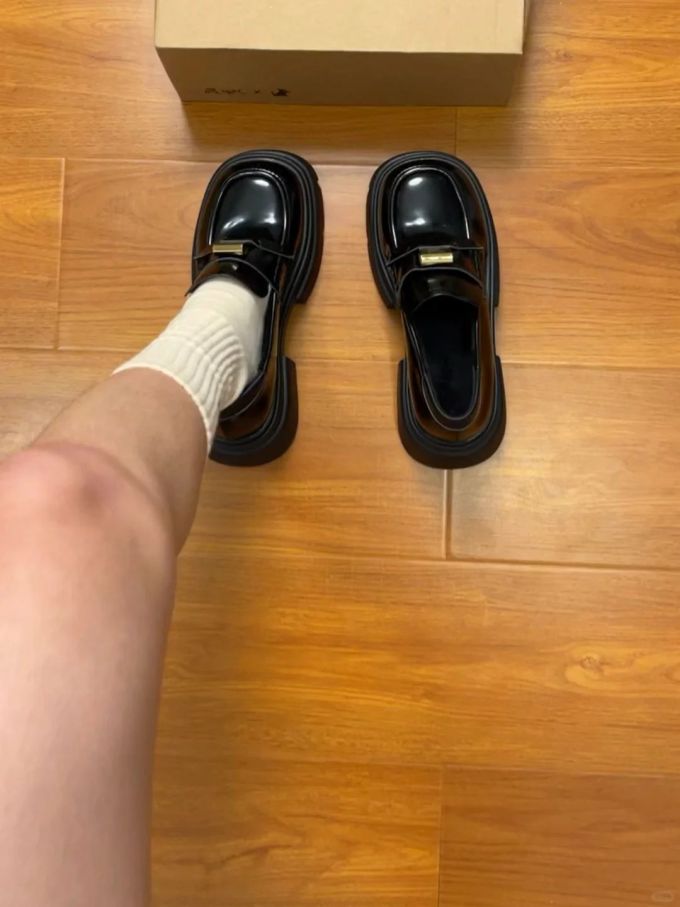 圆头 低帮 袢扣 深口鞋 皮革 