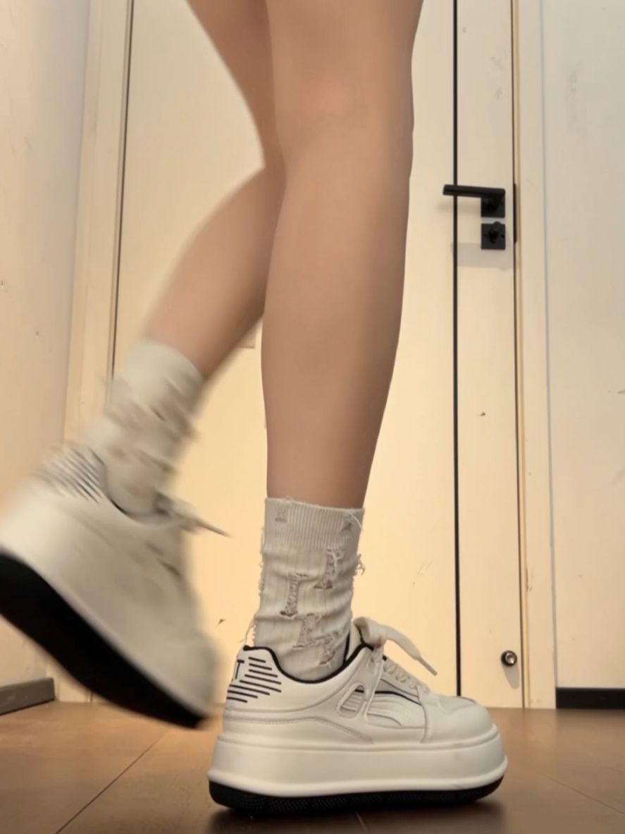 - VALI鞋履AI设计主图