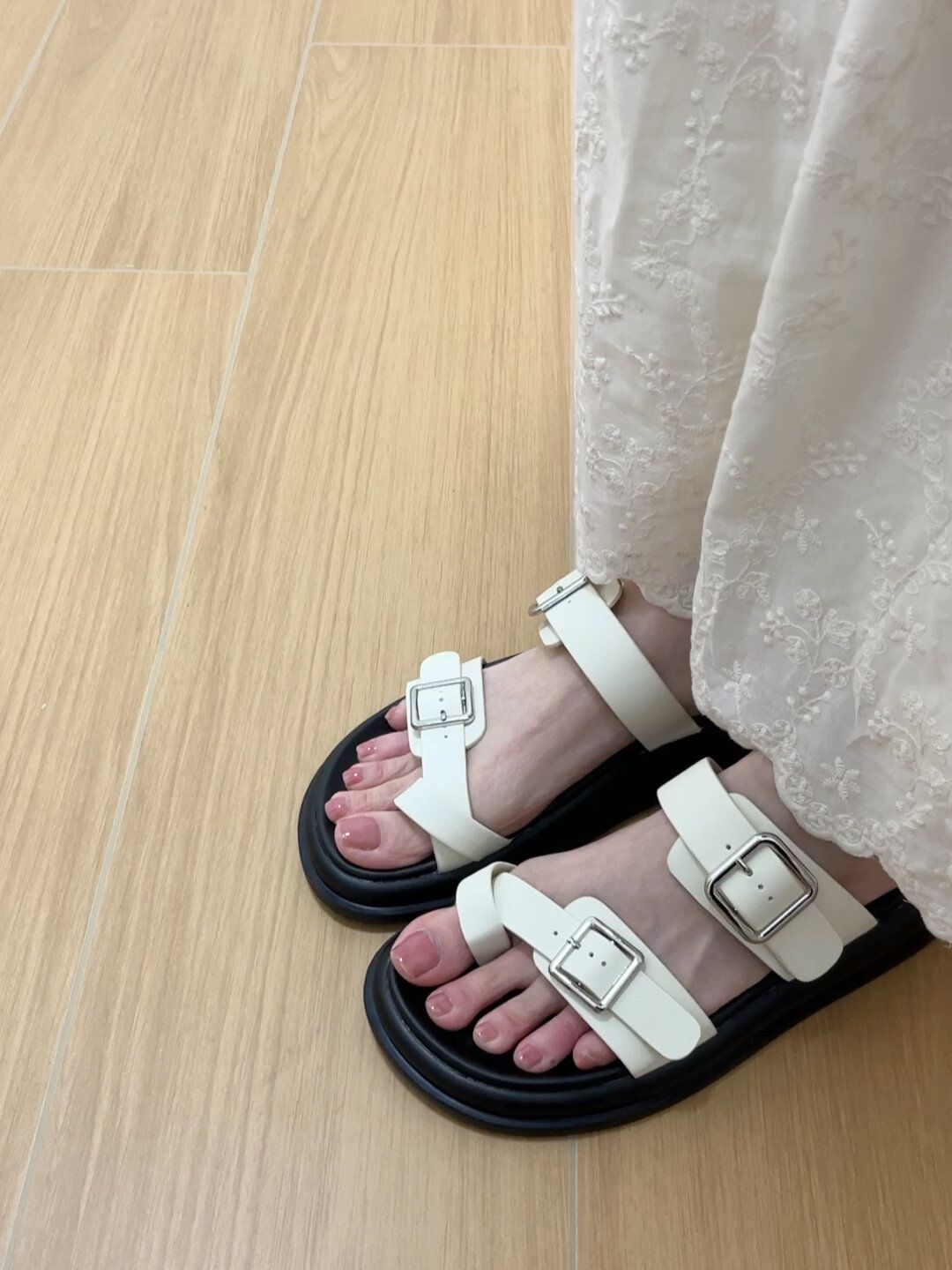 - VALI鞋履AI设计主图