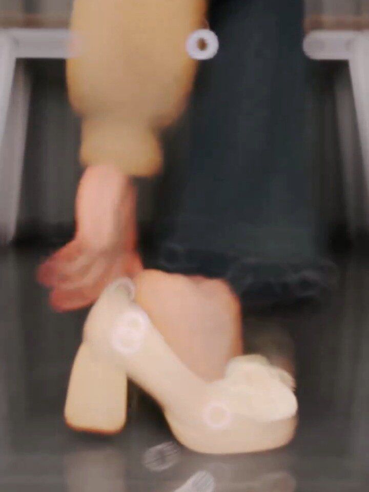 - VALI鞋履AI设计主图