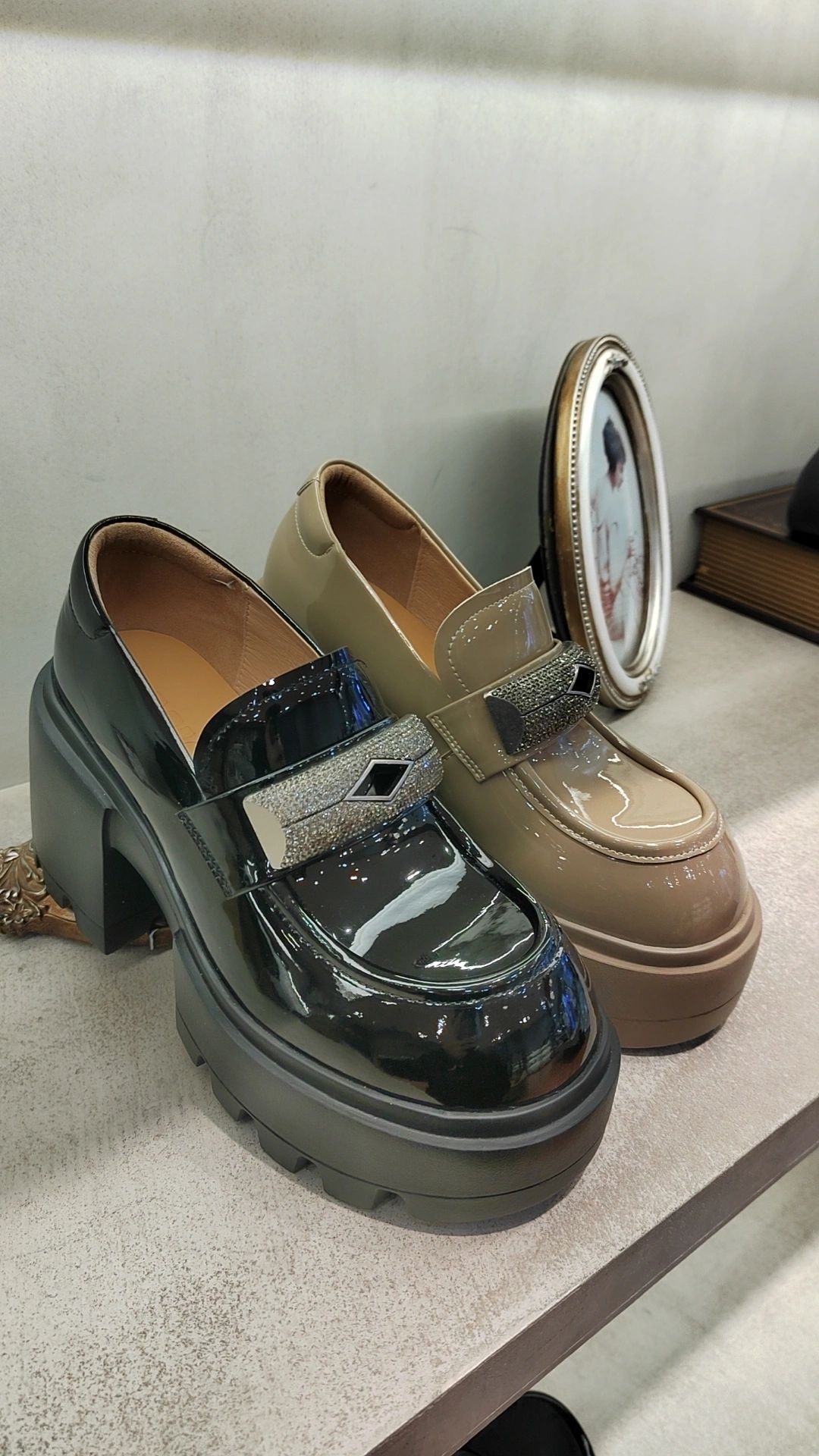 圆头 低帮 一脚蹬 深口鞋 皮革  - VALI鞋履AI设计主图