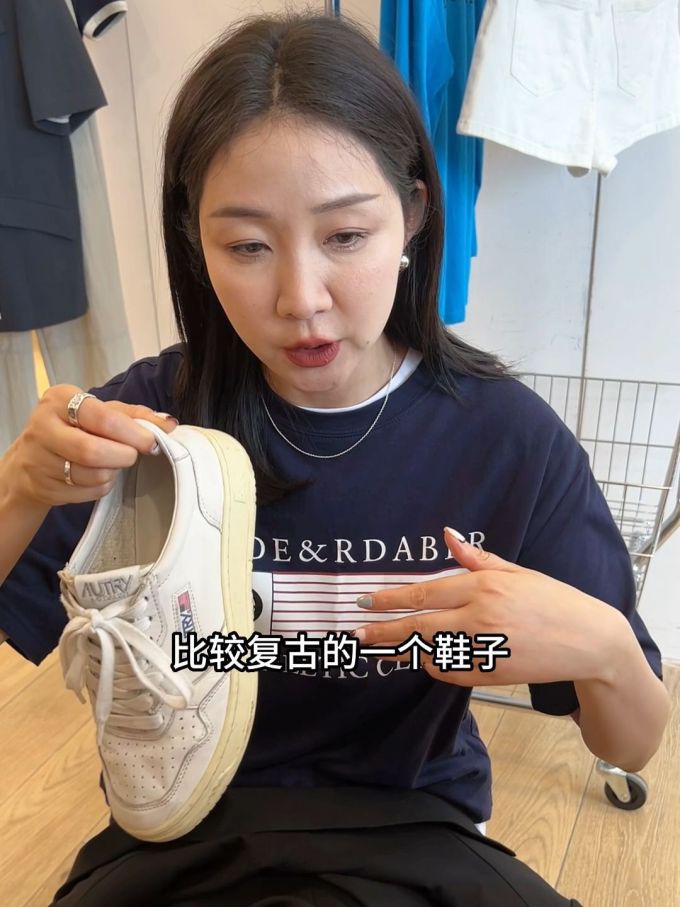 针织面料 圆形领 基础袖 文字图案 印花 夜蓝色 
