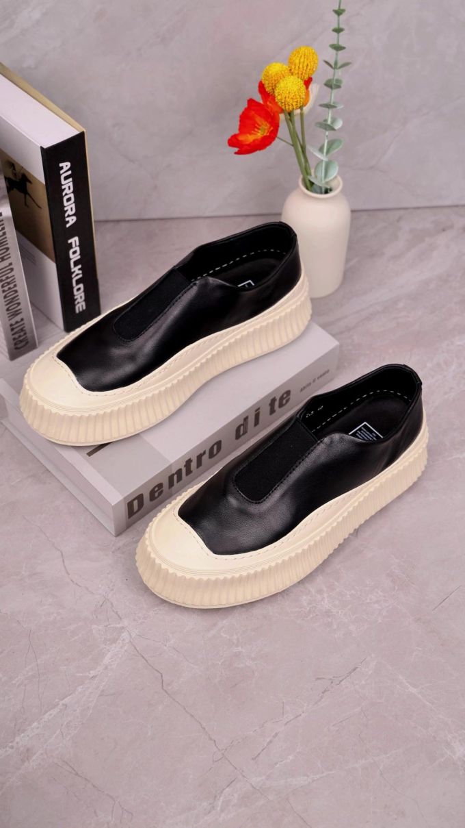 圆头 低帮 一脚蹬 中口鞋 皮革