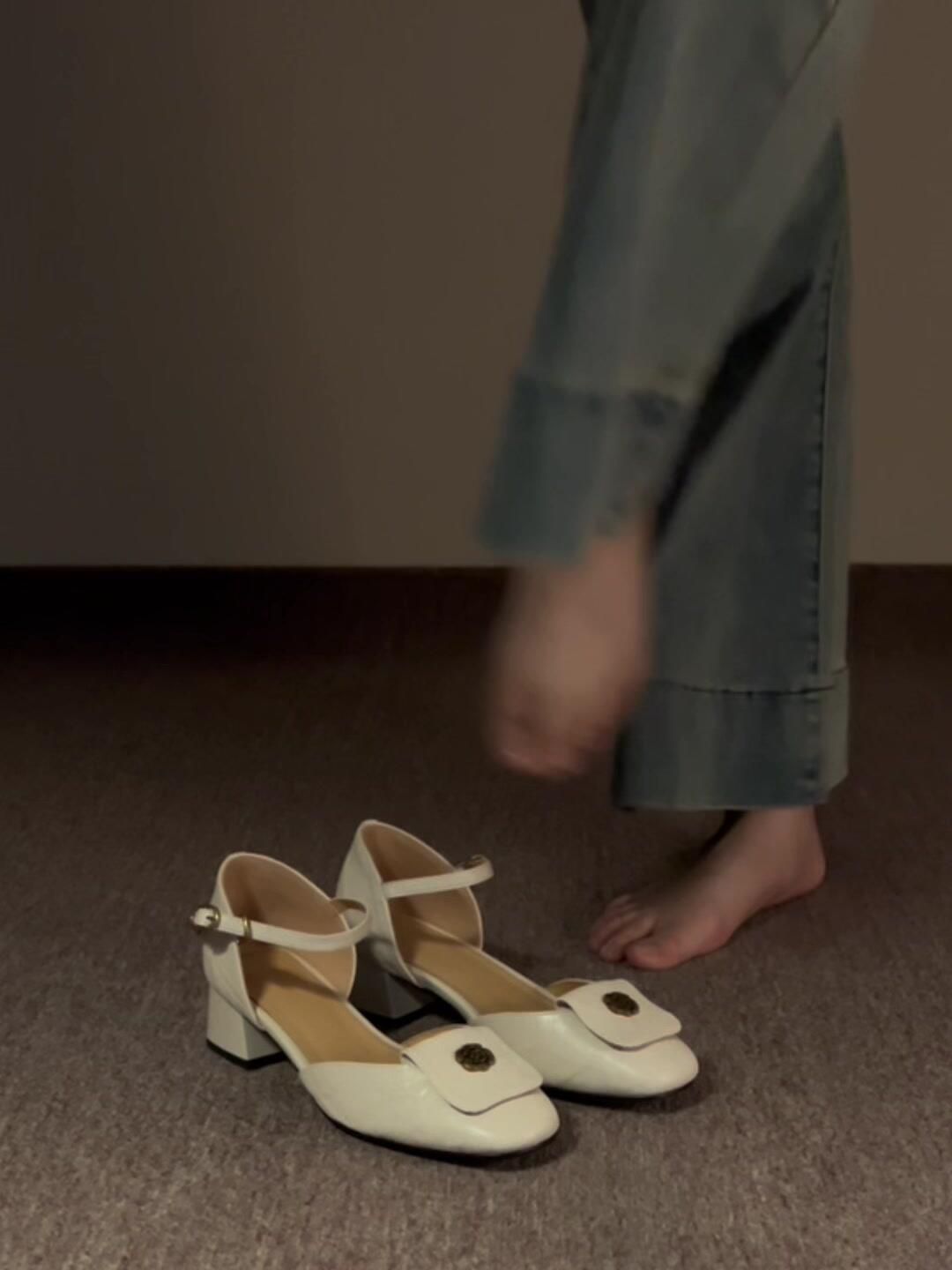 中跟 粗跟 无帮 袢扣 皮革  - VALI鞋履AI设计主图