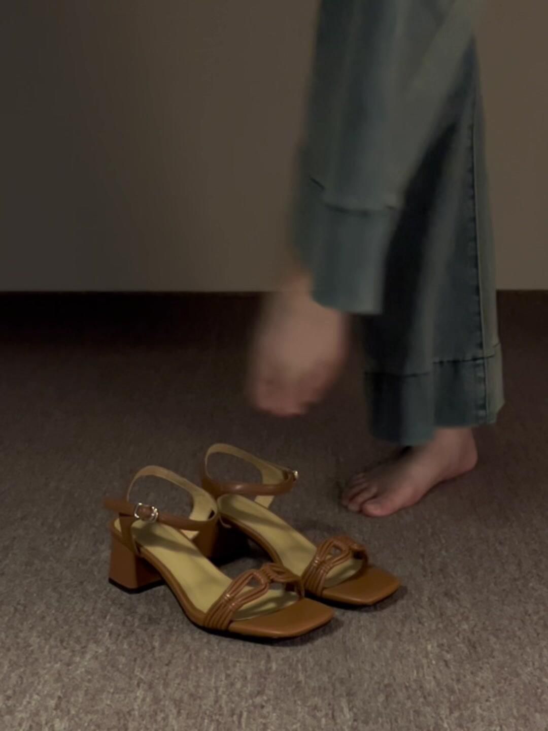 中跟 粗跟 无帮 袢扣 皮革  - VALI鞋履AI设计主图