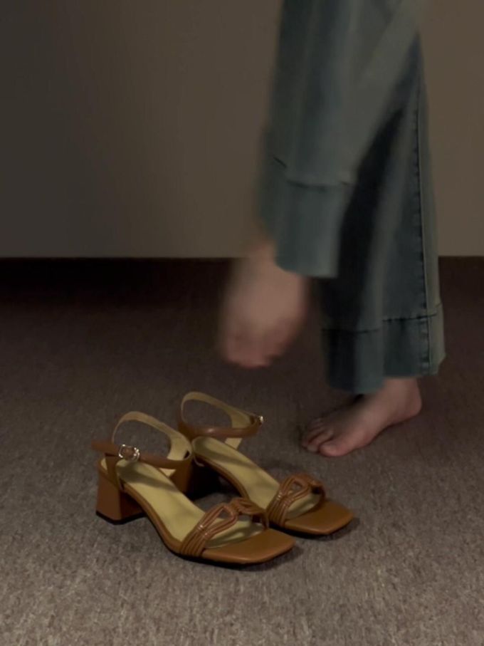 中跟 粗跟 无帮 袢扣 皮革 