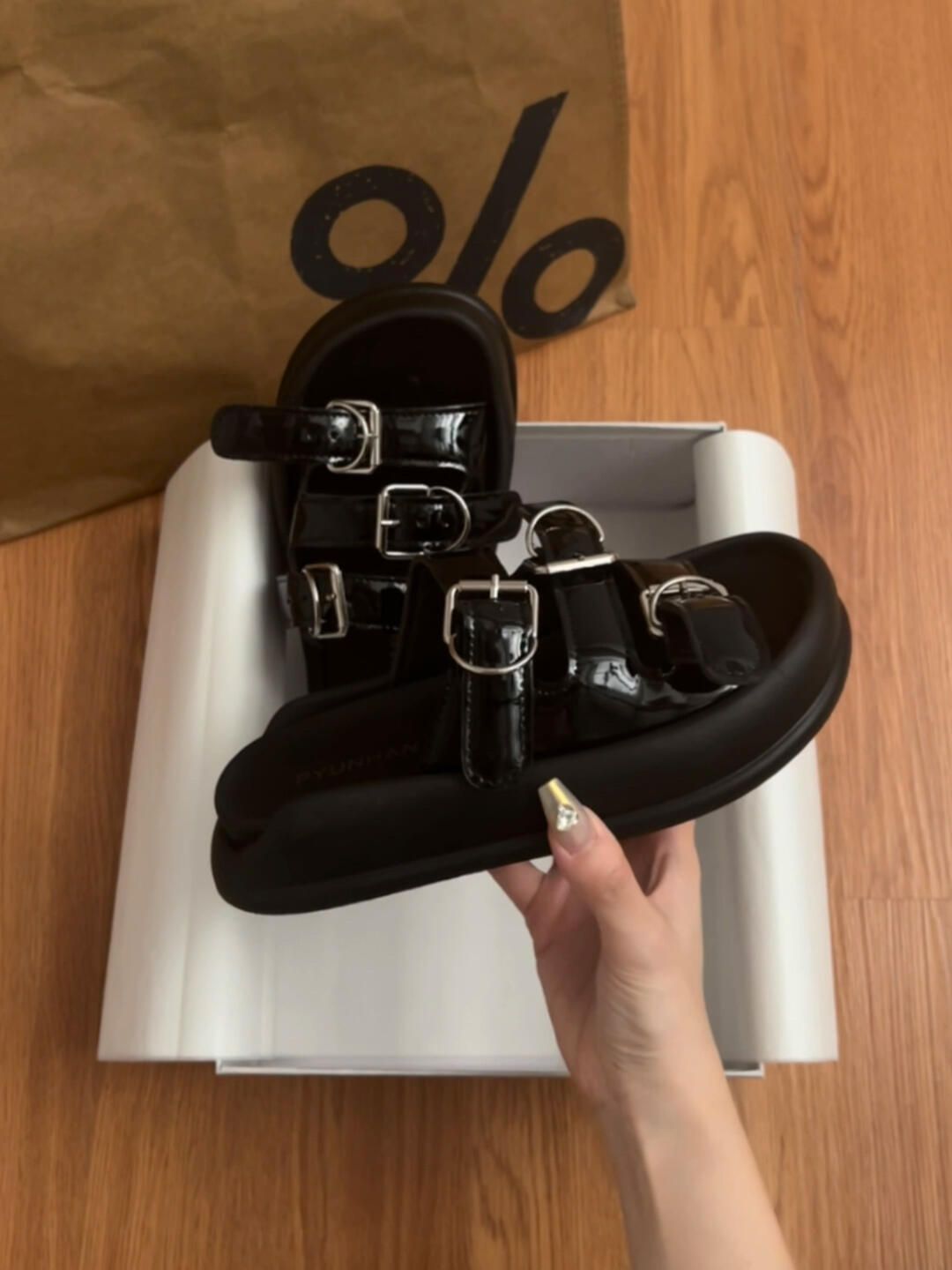 圆头 低帮 袢扣  - VALI鞋履AI设计主图