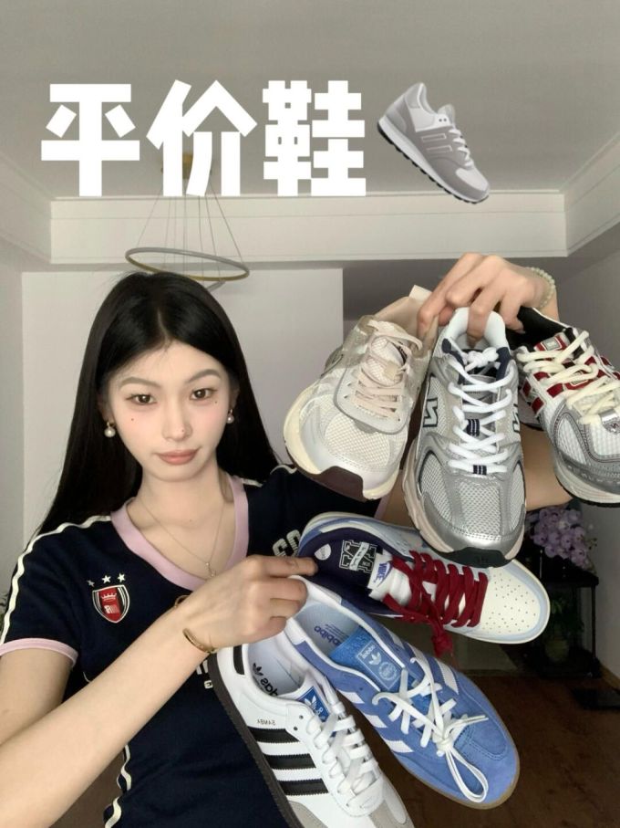 针织面料 V领 短袖 基础袖 撞色/渐变 边缘装饰 蓝黑色 徽章 