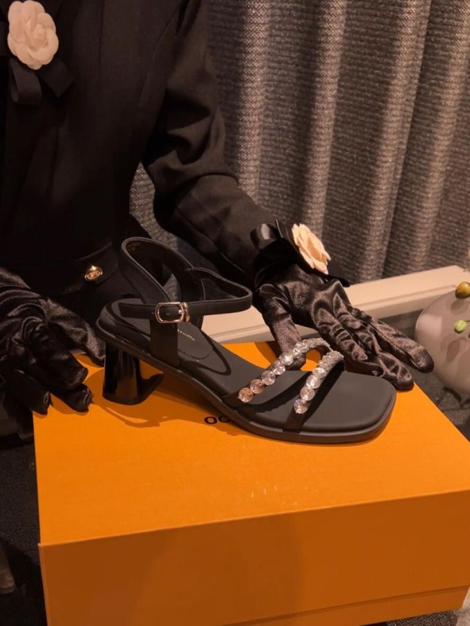 中跟 粗跟 无帮 袢扣 皮革 