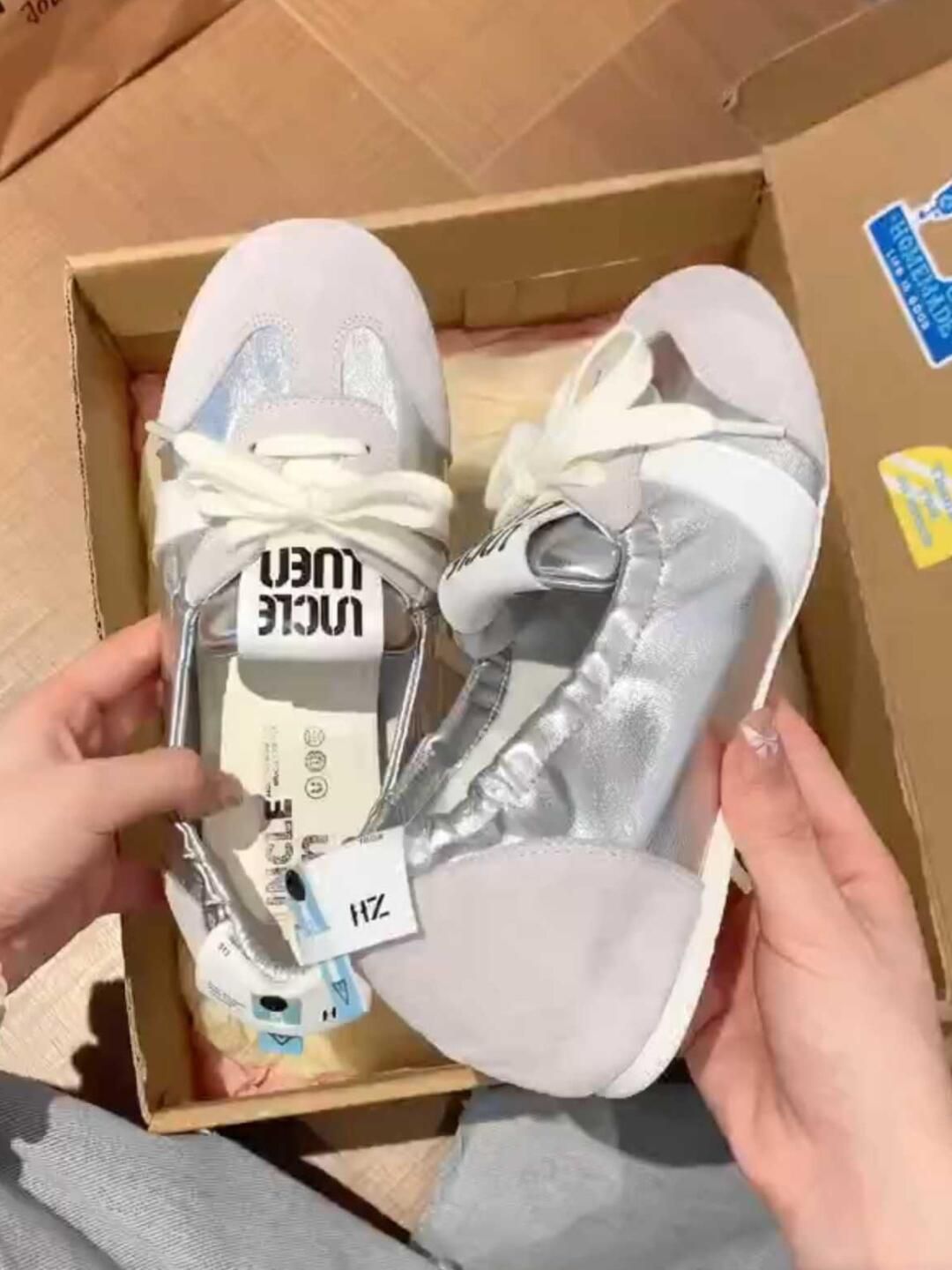 平底 圆头 袢扣 浅口鞋 皮革  - VALI鞋履AI设计主图