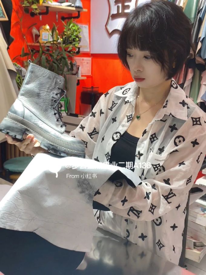 棉麻 H型 衬衫领 基础袖 文字图案 印花 塔灰色 玫瑰褐粉 酱黑色 基础扣饰 