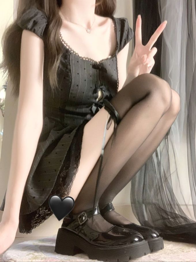 方形领 短袖 荷叶边 暗土褐色 巧克力棕色 性感 