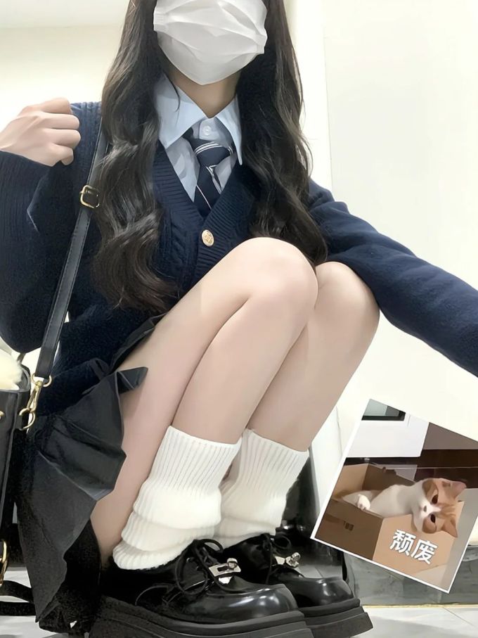 毛纺 V领 中长袖 基础袖 细针 深蓝黑色 基础扣饰 学院风 