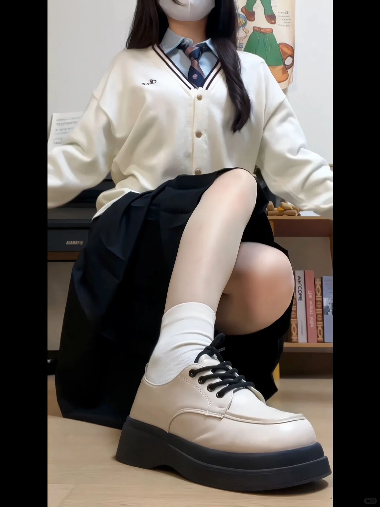 毛纺 H型 V领 中长袖 基础袖 边缘装饰 炽白 蓝黑色 月光灰色 基础扣饰 学院风  - VALI鞋履AI设计主图
