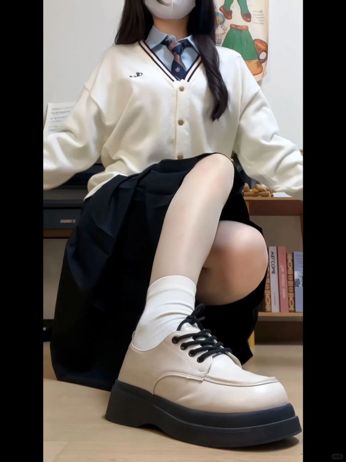 毛纺 H型 V领 中长袖 基础袖 边缘装饰 炽白 蓝黑色 月光灰色 基础扣饰 学院风 