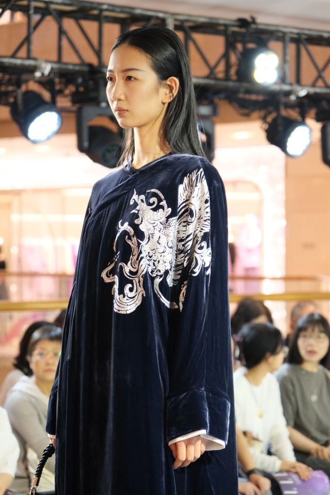 丝绒 H型 圆形领 中长袖 绣花 蓝黑色 