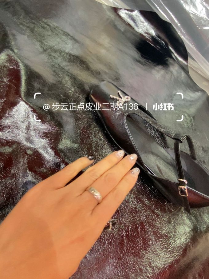 方头 袢扣 浅口鞋 皮革