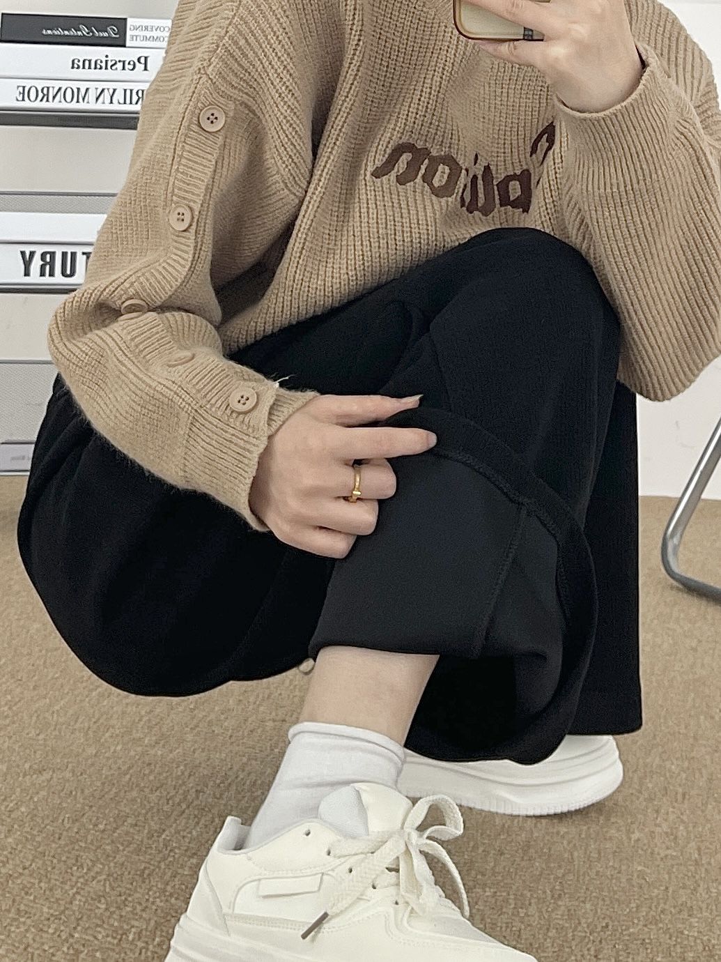 毛纺 圆形领 基础袖 局部印染 字母 细针 针织螺纹 蓝黑色 韩系休闲 休闲  - VALI鞋履AI设计主图