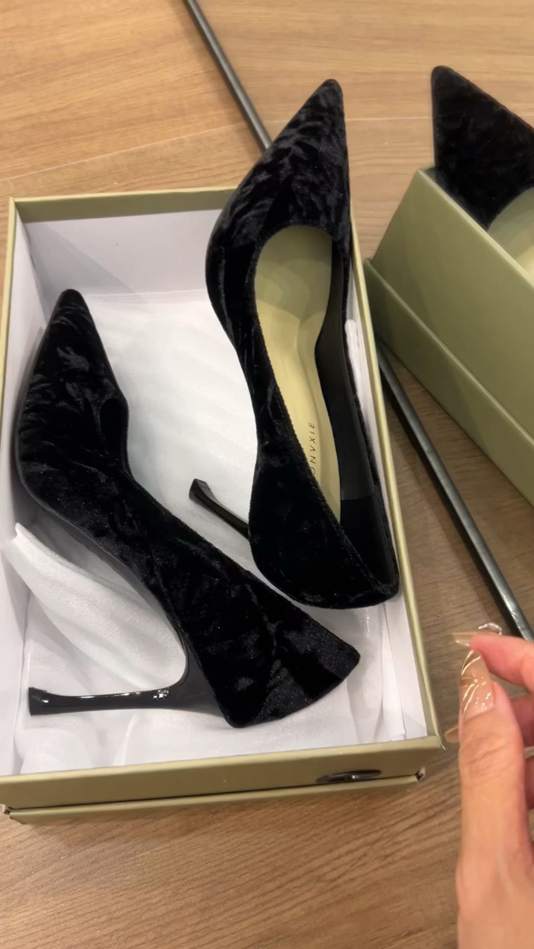 高跟 细跟 尖头 低帮 一脚蹬 浅口鞋 蕾丝  - VALI鞋履AI设计主图