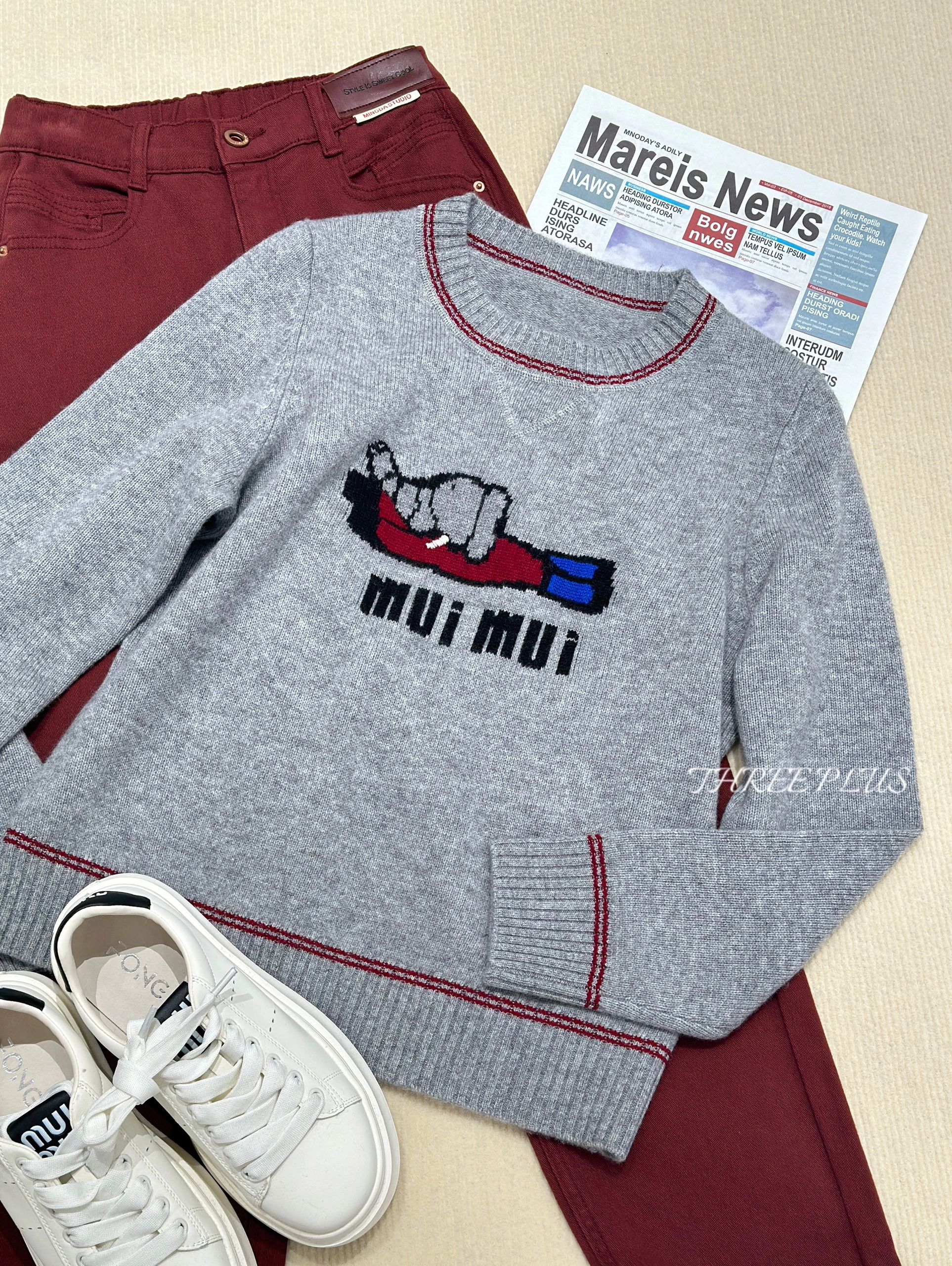 毛纺 圆形领 中长袖 基础袖 局部印染 字母 绣花 边缘装饰 细针 提花-绞花 黎明灰 灰蓝 纪念碑灰 徽章  - VALI鞋履AI设计主图