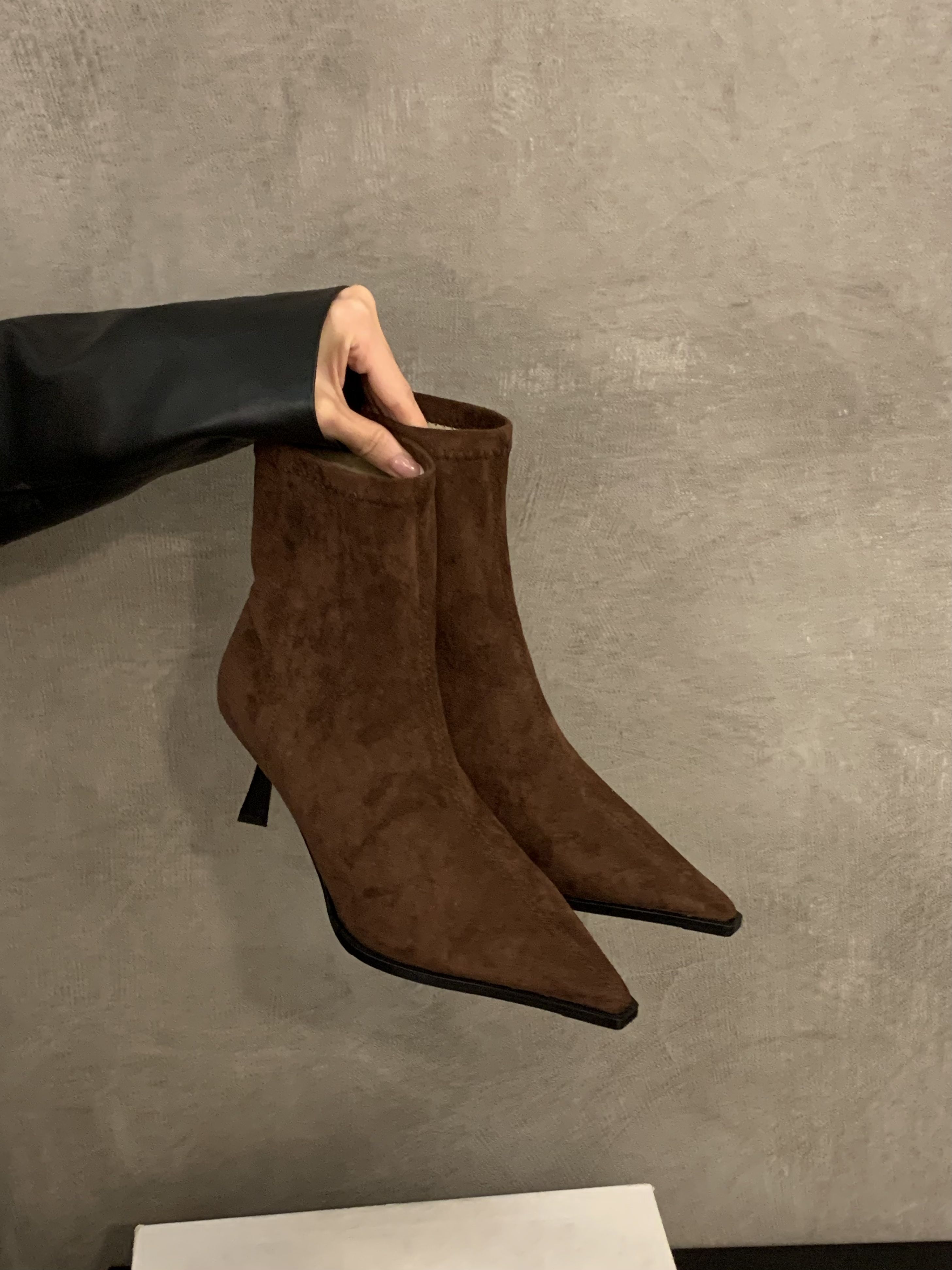 中跟 细跟 尖头 皮革  - VALI鞋履AI设计主图