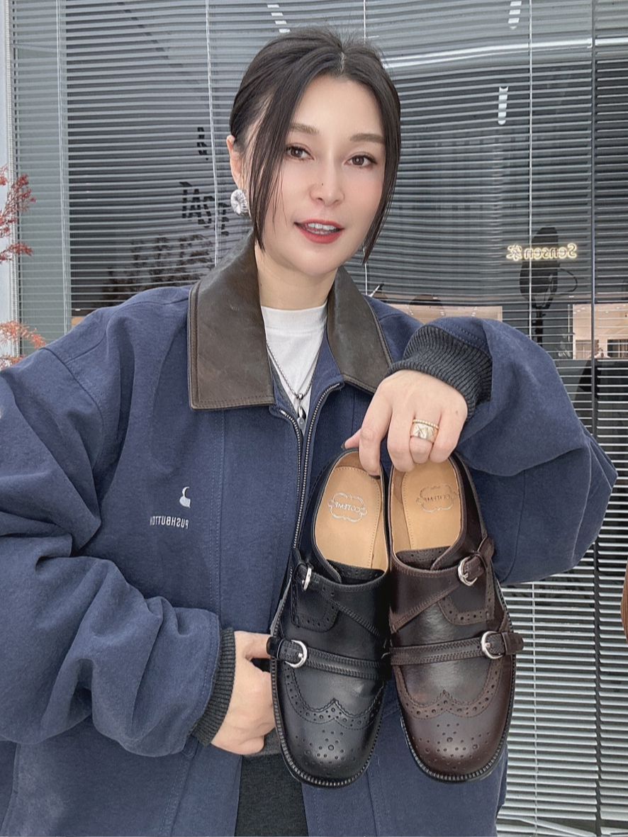 翻领 中长袖 基础袖 局部印染 拼接 深蓝黑色 海岸蓝色 基础拉链 翻领 中长袖 基础袖 局部印染 拼接 深蓝黑色 海岸蓝色 基础拉链 - VALI鞋履AI设计主图