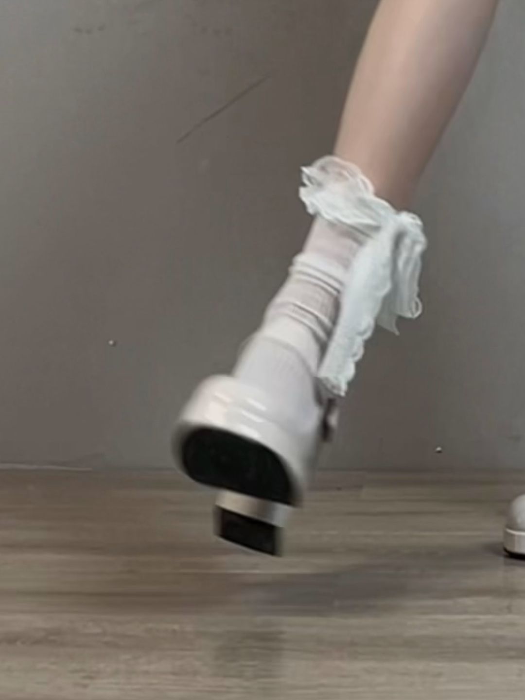  - VALI鞋履AI设计主图