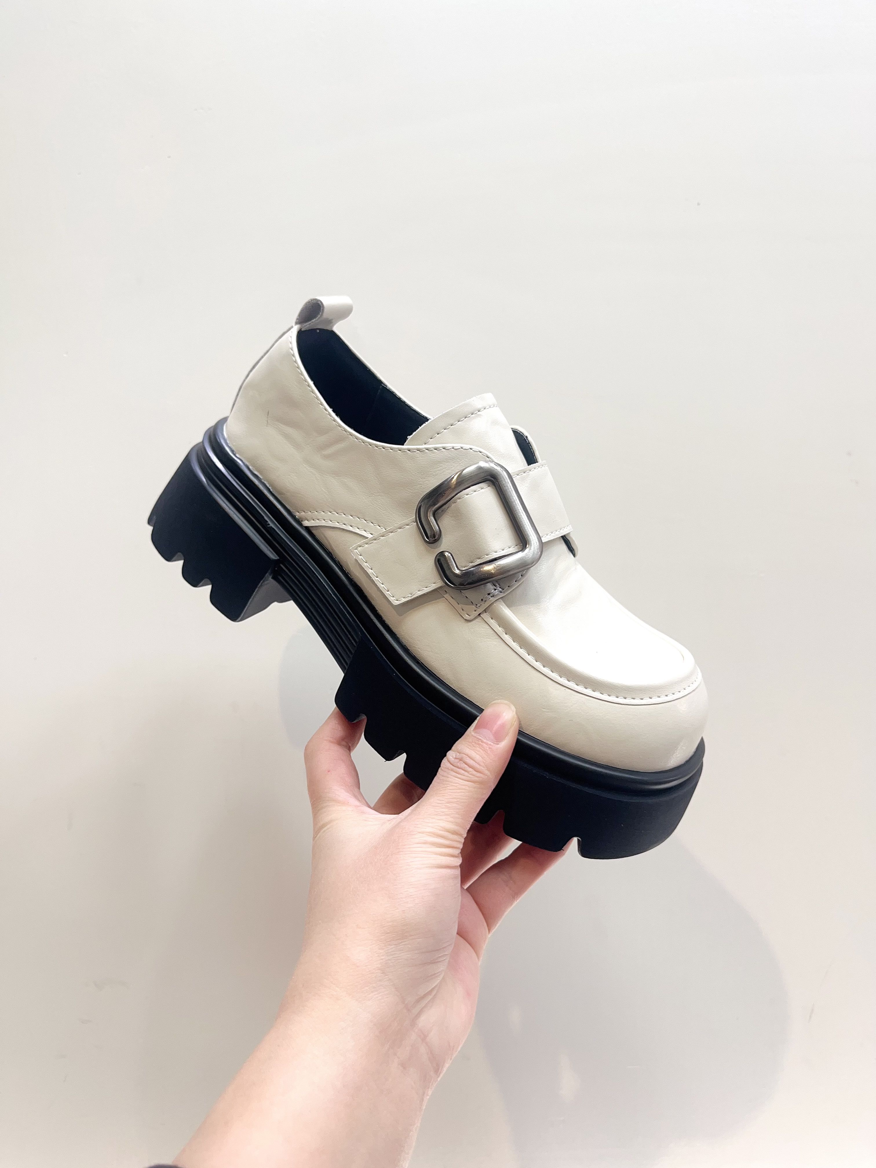 厚底 圆头 袢扣 皮革  - VALI鞋履AI设计主图