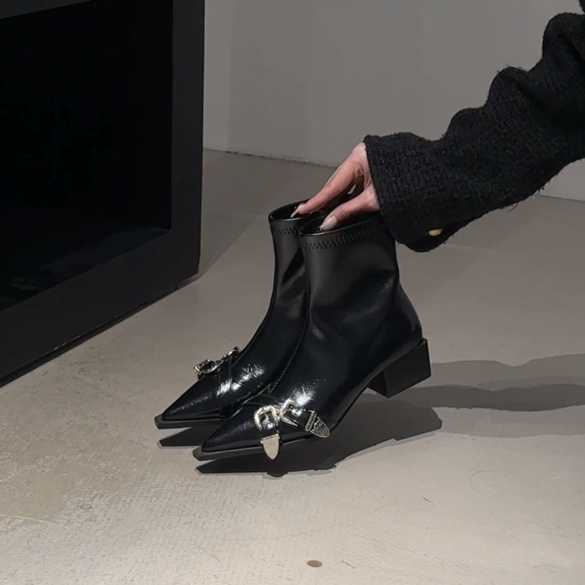 中跟 粗跟 尖头 皮革 拉链  - VALI鞋履AI设计主图