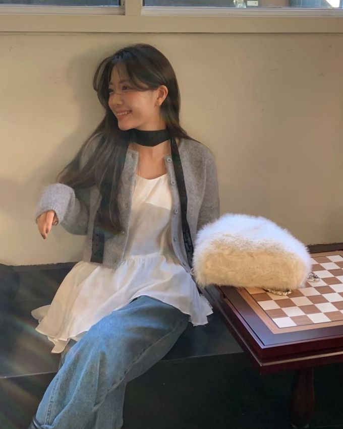 颈线领 中长袖 基础袖 蘑菇色 踢踏舞鞋色 基础扣饰 韩系休闲 休闲