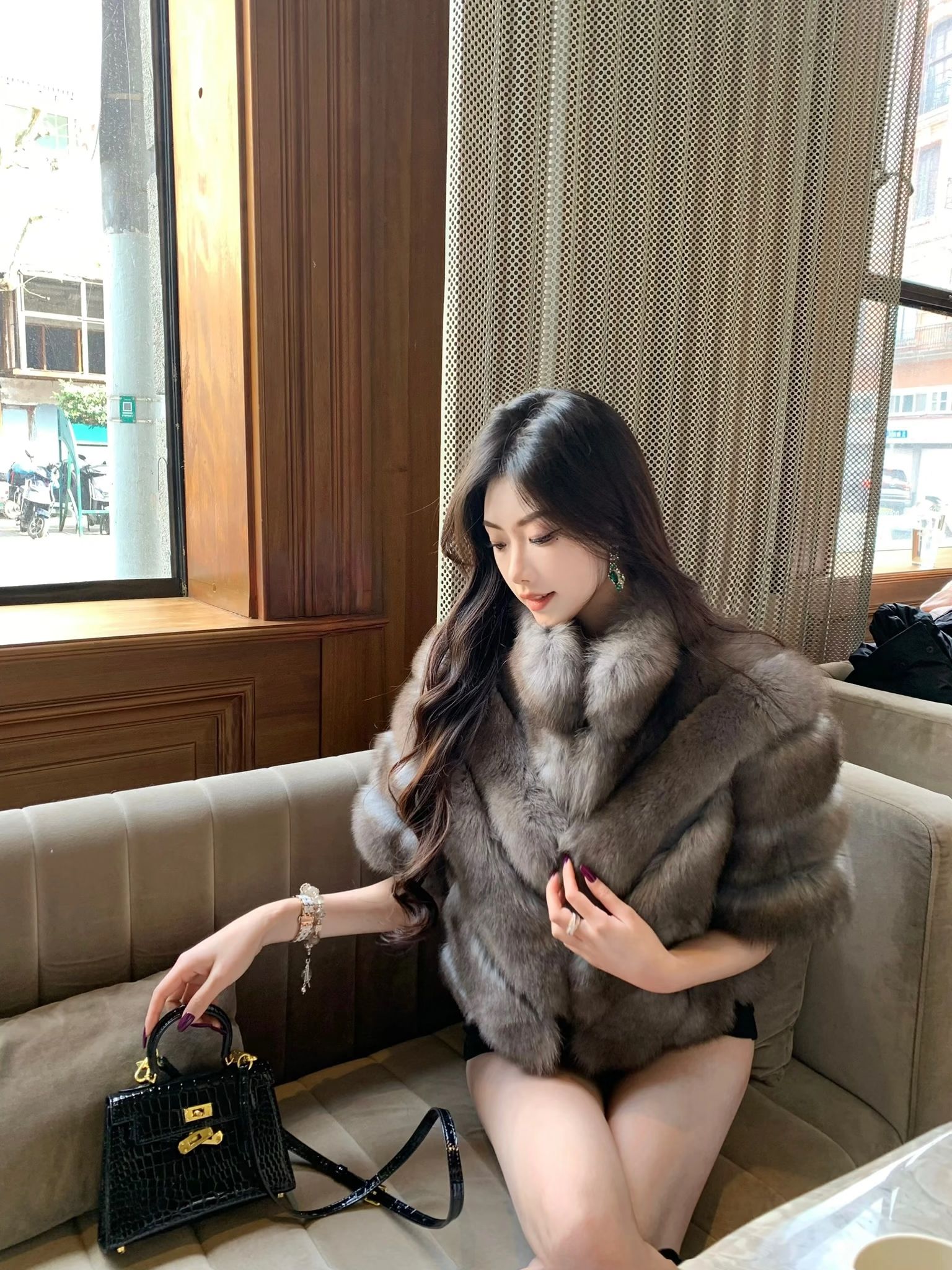 皮草面料 H型 翻领 中袖 裘毛袖 巧克力棕色  - VALI鞋履AI设计主图