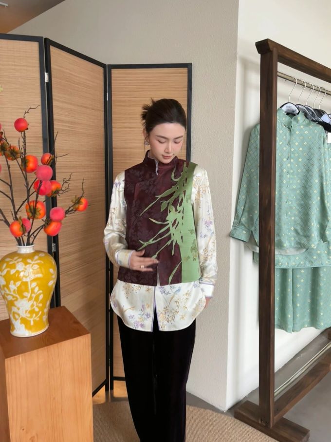 立领 中长袖 满印&循环 拼接 印花 边缘装饰 安道尔红 新中式