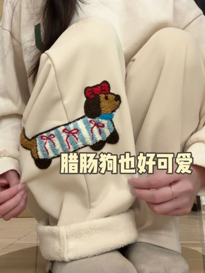 针织面料 局部印染 字母 贴布绣 绣花 漂白砂色 徽章