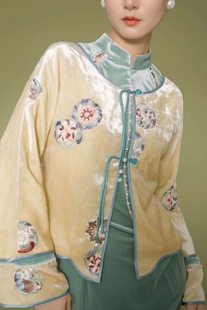 丝绒 H型 立领 中长袖 局部印染 绣花 边缘装饰 羊毛色 奶杏黄 基础拉链