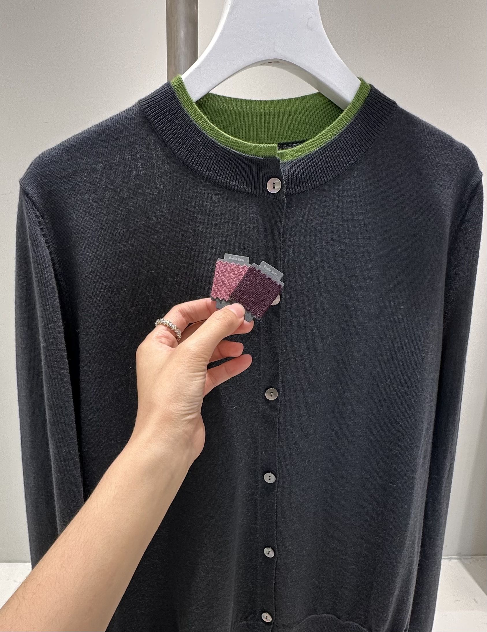 毛纺 圆形领 中长袖 基础袖 细针 蓝黑色 基础扣饰  - VALI鞋履AI设计主图