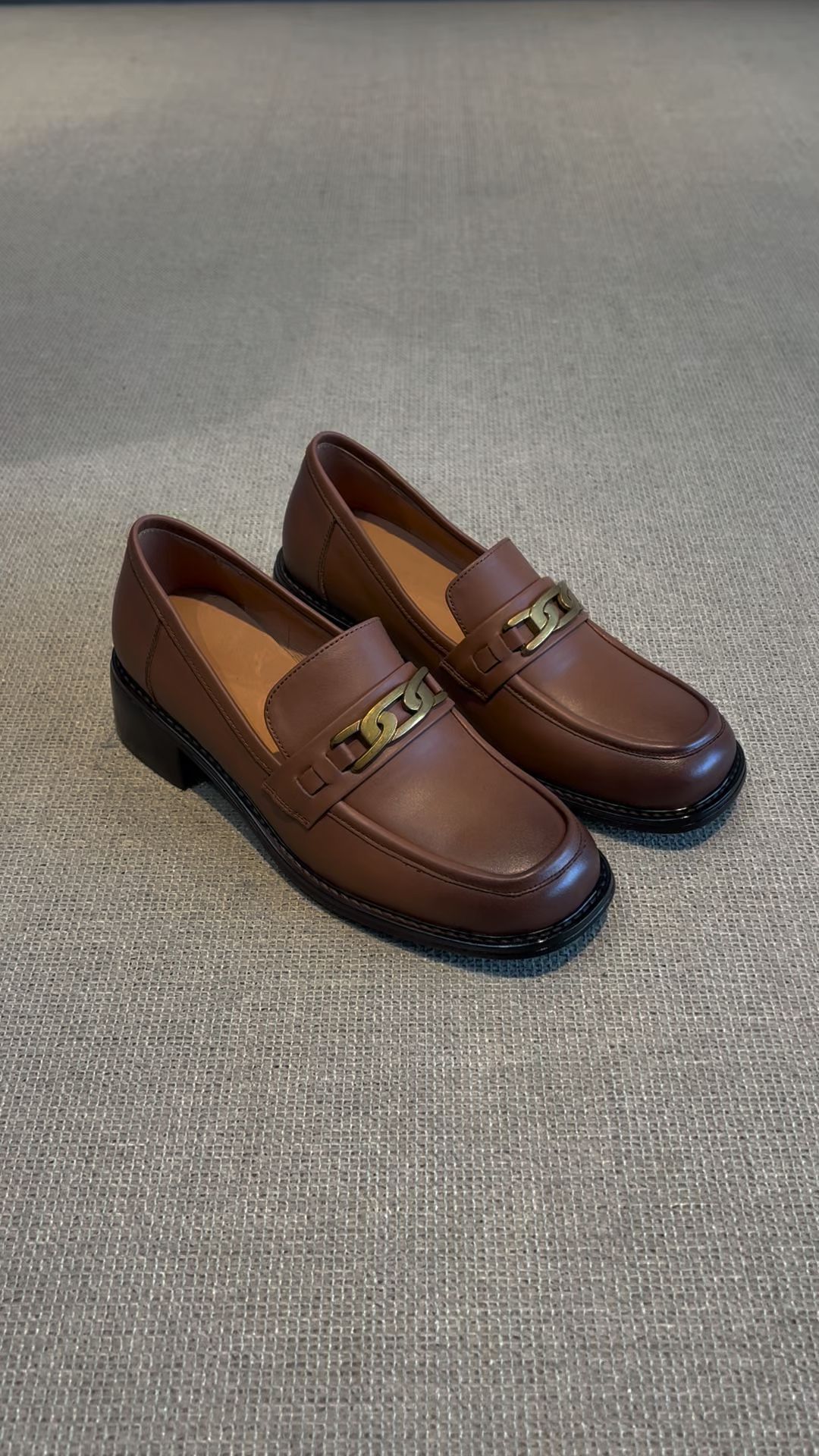 圆头 低帮 一脚蹬 深口鞋 皮革  - VALI鞋履AI设计主图