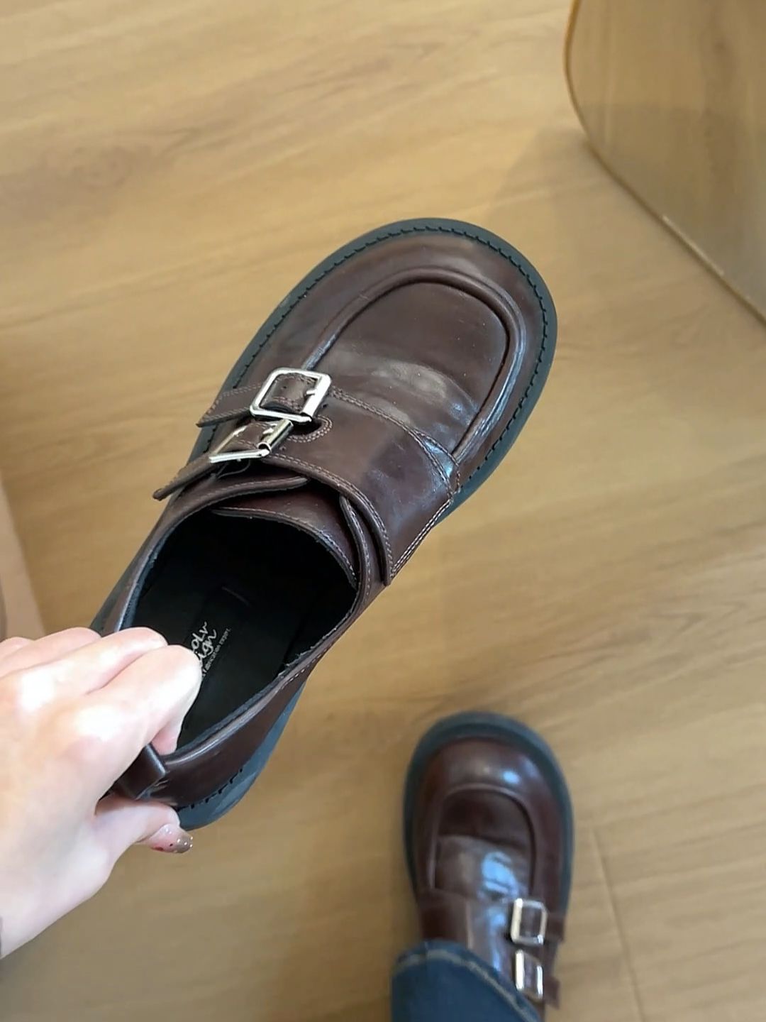 圆头 袢扣 皮革  - VALI鞋履AI设计主图