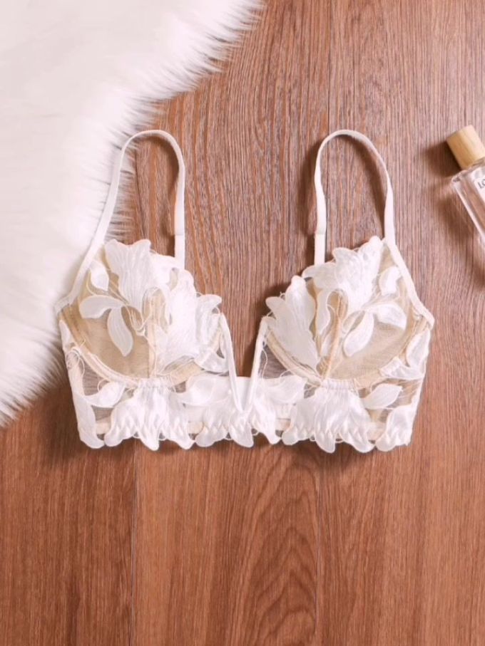 蕾丝面料 截短型 V领 无袖 边缘装饰 浅紫罗兰 方解石粉 