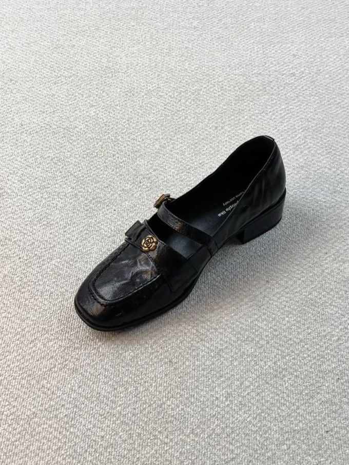 中跟 粗跟 圆头 低帮 袢扣 中口鞋 皮革