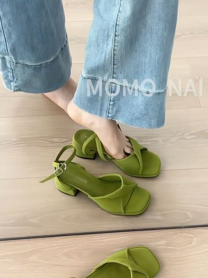 粗跟 无帮 袢扣 皮革 