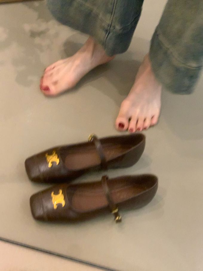 方头 低帮 中口鞋 皮革