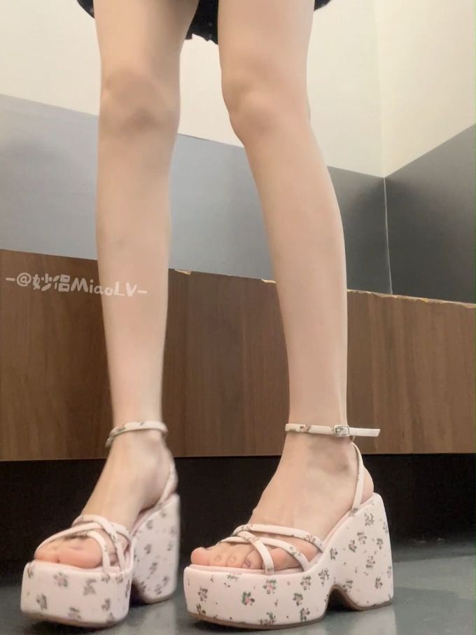坡跟 无帮 袢扣