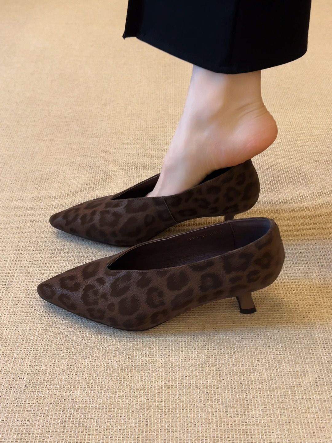 中跟 尖头 低帮 一脚蹬 松紧带 绒毛/绒面  - VALI鞋履AI设计主图