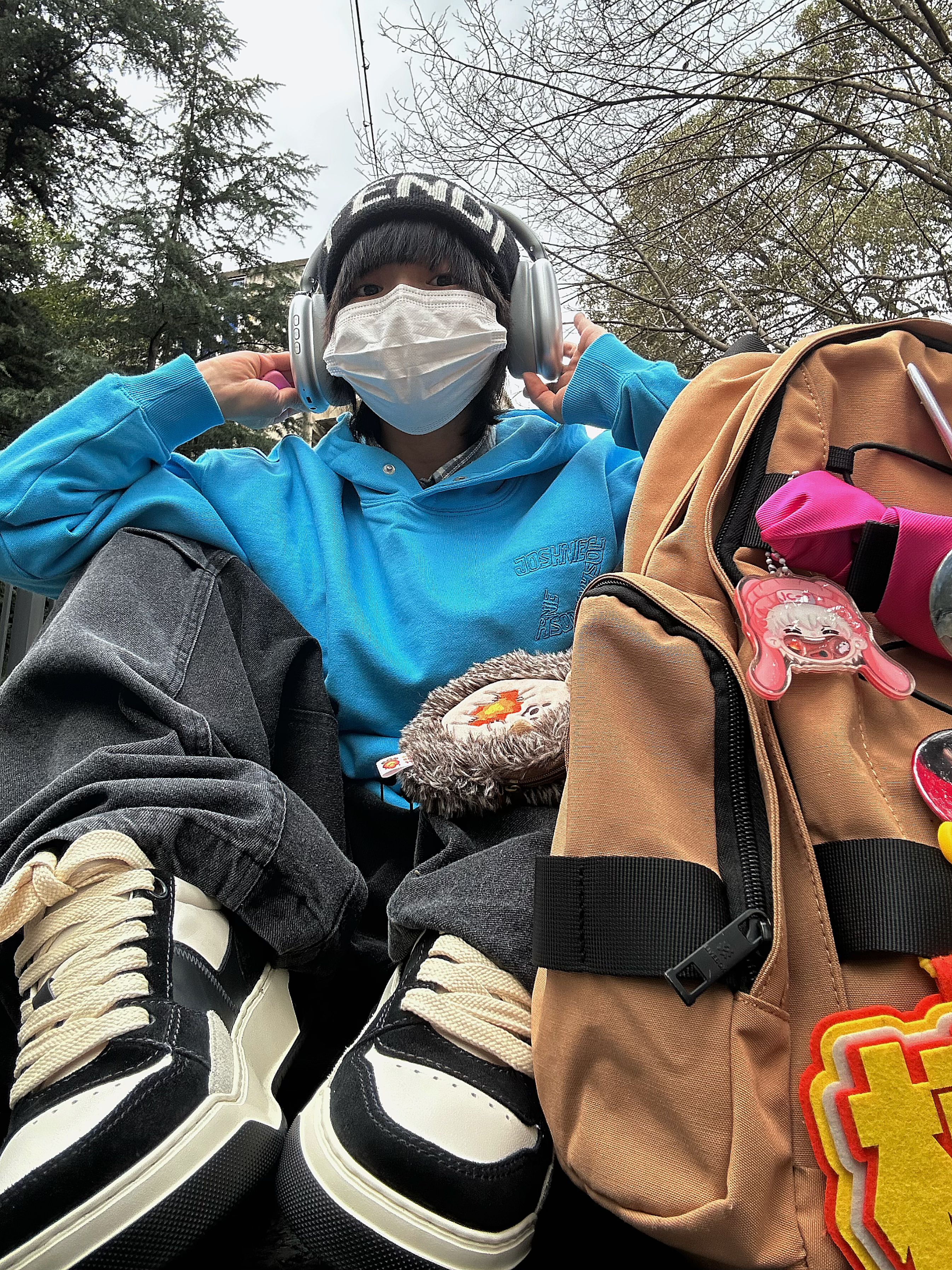 针织面料 连帽领 中长袖 基础袖 绣花 宝瓶蓝色 蓝黑色 针织面料 连帽领 中长袖 基础袖 绣花 宝瓶蓝色 蓝黑色 - VALI鞋履AI设计主图