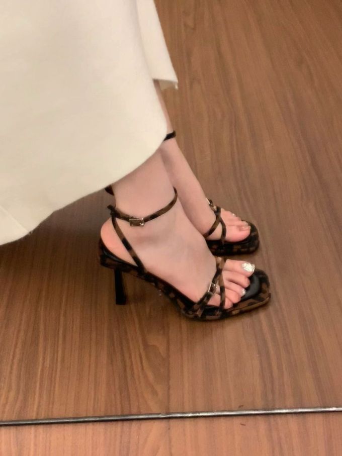 中跟 细跟 无帮 袢扣 皮革 