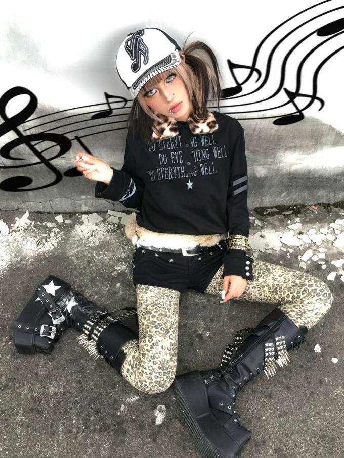 针织面料 中长袖 基础袖 局部印染 字母 印花 酱黑色 