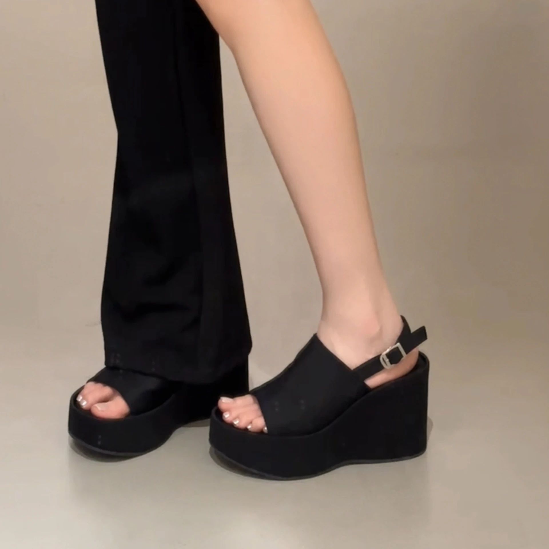 坡跟 无帮 袢扣 皮革  - VALI鞋履AI设计主图